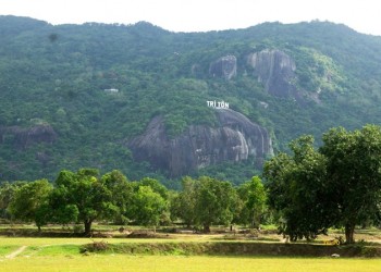 Khám phá vẻ đẹp hoang sơ của Tri Tôn, An Giang: Núi Sam hùng vĩ, rừng tràm bạt ngàn, và những làng quê yên bình.