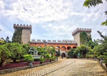 Lâu đài rượu vang Phan Thiết: Khám phá vẻ đẹp nguy nga, cổ kính và lịch sử hào hùng của vùng đất nắng gió.