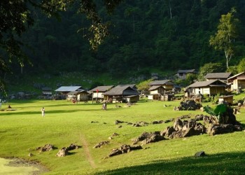 Hang Táu Mộc Châu: Vẻ đẹp hoang sơ dưới nắng vàng