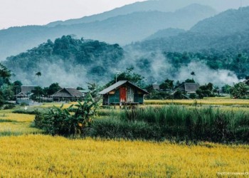 Hoàng hôn nhuộm đỏ cao nguyên đá Hà Giang, khung cảnh yên bình đến nao lòng.