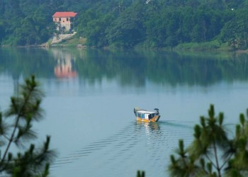 Sông Hương lãng mạn:  Dòng chảy thơ mộng chiều tà trên đất cố đô