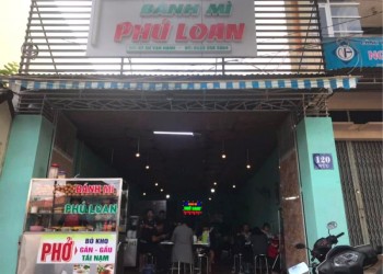 Bánh mì xíu mại Phú Loan: Hương vị thơm ngon, hấp dẫn, khiến bạn mê mẩn ngay từ lần đầu thưởng thức.