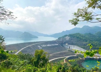 Hồ Hòa Bình: Nét đẹp hoang sơ, làn nước ngọc lục bảo, điểm đến lý tưởng cho du khách yêu thiên nhiên.