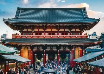 Khám phá vẻ đẹp truyền thống Nhật Bản tại Phố cổ Asakusa, nơi lưu giữ hồn cốt văn hóa.