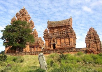 Khám phá 12 điểm du lịch hấp dẫn ở Phan Rang: Miền nắng gió, biển xanh và văn hóa đặc sắc.