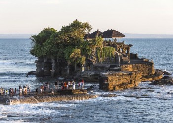 Tanah Lot: Ngôi Đền Linh Thiêng Trên Vách Đá Nổi Tiếng Bali – Biểu Tượng Của Đảo Ngọc