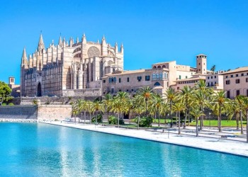 Khám phá cuộc sống về đêm sôi động tại đảo Mallorca, Tây Ban Nha: Từ những quán bar sôi động đến những câu lạc bộ đêm đầy mê hoặc.