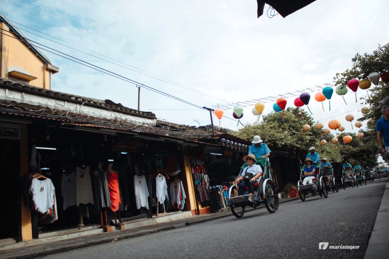 Phố cổ Hội An yên bình, xích lô là lựa chọn yêu thích của du khách.