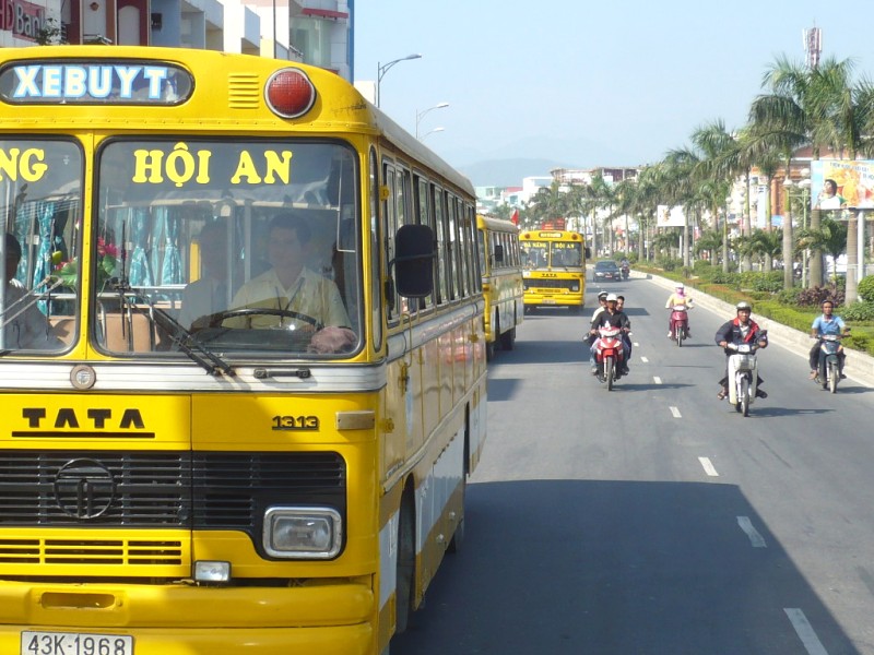 Ngắm phố chậm rãi trên xe bus.