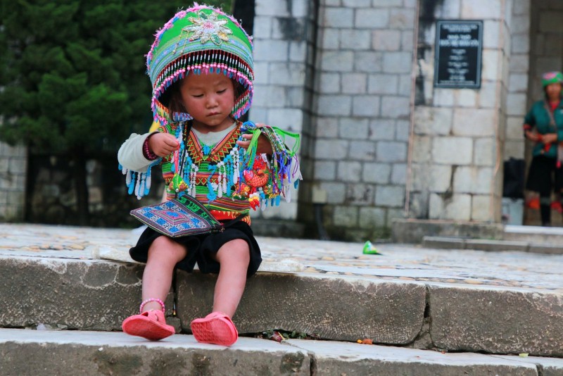 Trẻ thơ bản làng đợi mẹ chợ chiều.