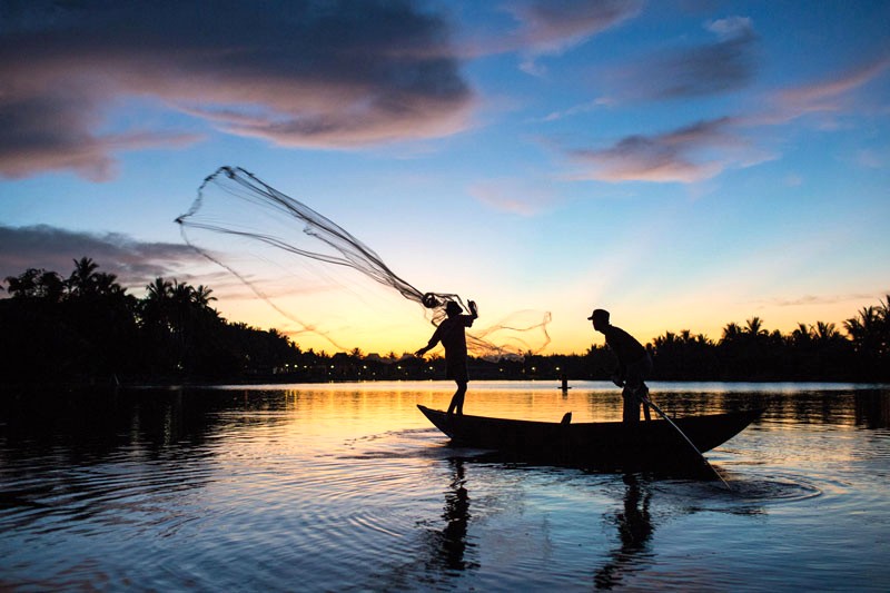 Bóng chiều nhuộm tím làng chài.