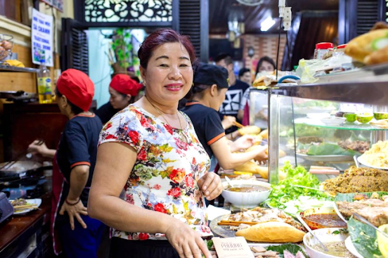 Chị Phượng, chủ quán bánh mì Hội An, nổi tiếng với nụ cười rạng rỡ và sự hiếu khách.