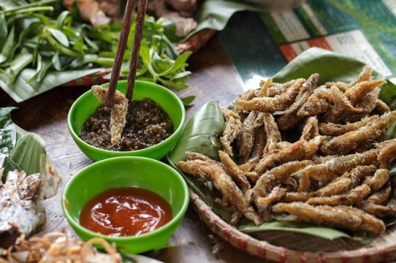 Cá suối chiên giòn, chấm chéo & ớt.