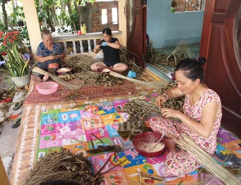 Hình ảnh gia đình sum vầy làm bánh ú tro ngày giỗ truyền thống.