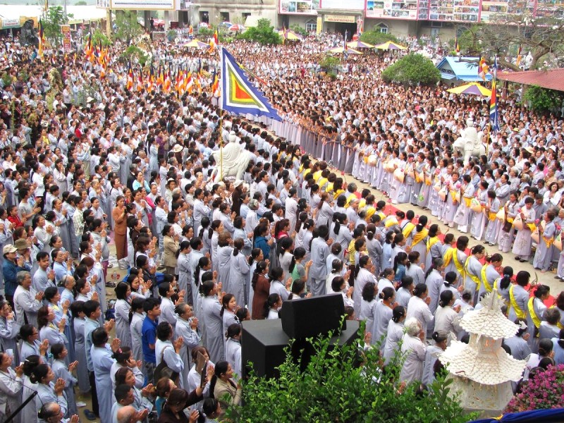 Phật tử trang nghiêm tụng niệm.