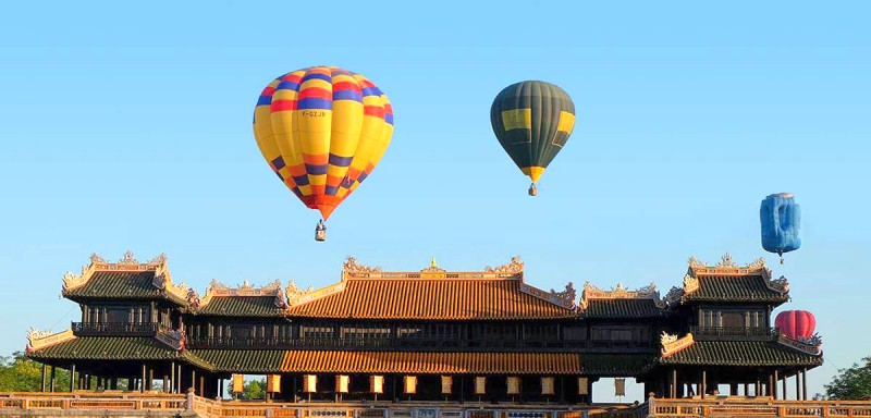 Lễ hội khinh khí cầu Huế, một phần của Festival Nghề truyền thống Huế, thu hút năm quốc gia tham gia.