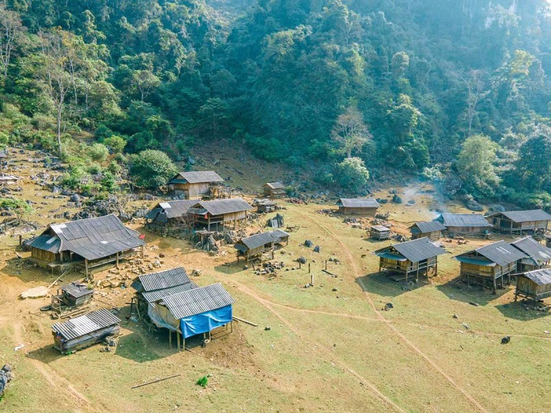 Bản làng Tây Bắc ẩn mình trong thung lũng.