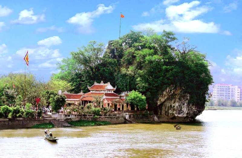 Đền thờ Trương Hán Siêu không chỉ là nơi thờ tự mà còn là điểm du lịch lý tưởng với cảnh quan thơ mộng, thích hợp dạo chơi, chụp ảnh.