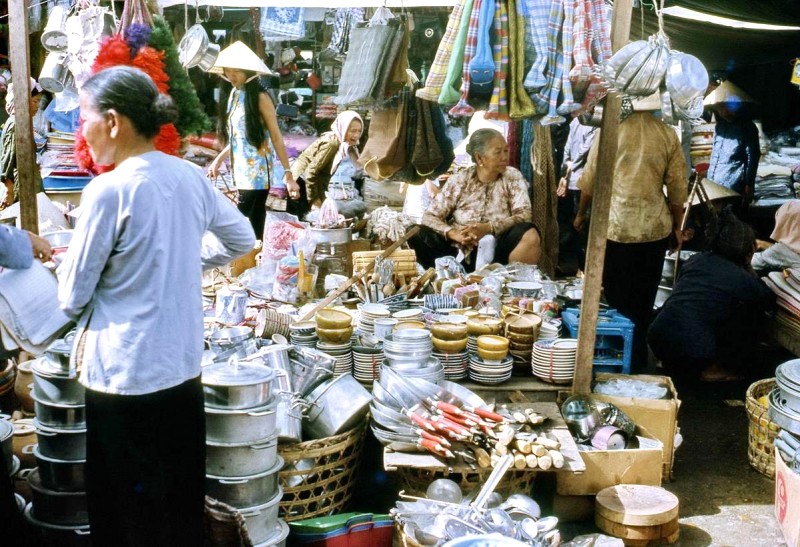 Phiên chợ Vũng Tàu sôi động, nhộn nhịp.