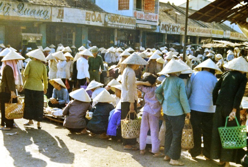 Thời ấy, áo bà ba và nón lá là trang phục quen thuộc của phụ nữ.