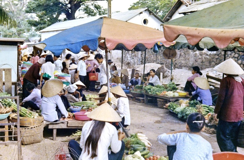 Chợ xưa ẩn mình trong hẻm nhỏ.