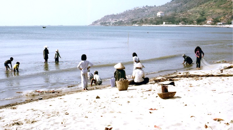 Bãi Trước Vũng Tàu ngày xưa: người dân đánh cá trên bãi cát trắng mịn, nay đã khác.