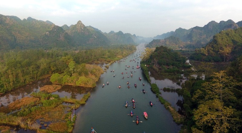 Chùa Hương thu hút hàng ngàn du khách mỗi năm.