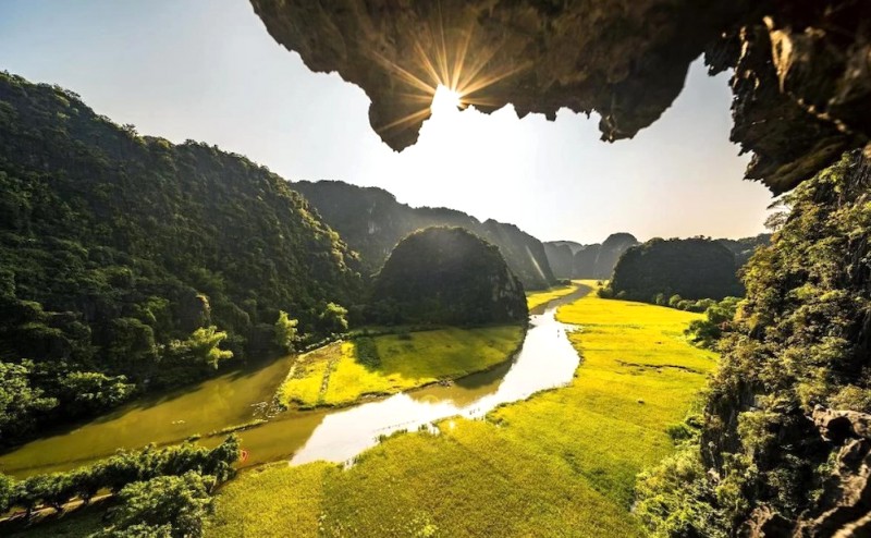 Tắm suối khoáng nóng Kênh Gà lý tưởng nhất vào mùa hè, khi bạn vừa được thư giãn trong dòng nước nóng, vừa ngắm đồng lúa chín vàng rực rỡ của Tràng An.