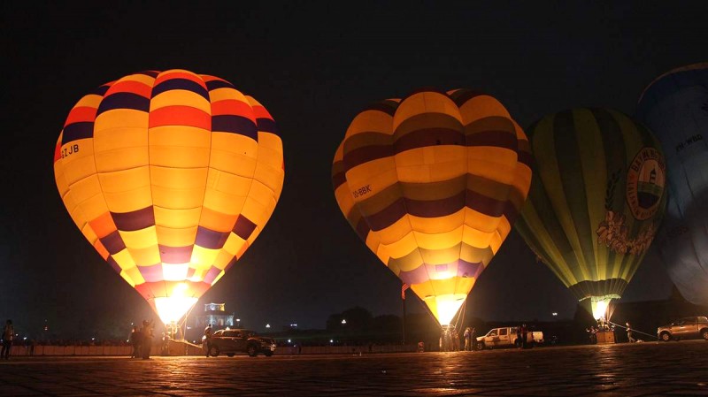 Cố đô lãng mạn rực sáng với những khinh khí cầu lung linh dưới ánh đèn đêm.