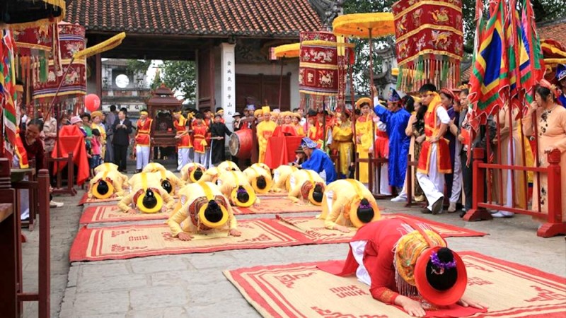 Lễ hội rực rỡ sắc vàng, đỏ, xanh với trang phục truyền thống áo dài, khăn đóng, tôn vinh văn hóa dân tộc.