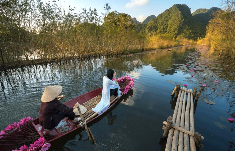 Khám phá di sản độc đáo chùa Hương, du ngoạn suối Yến.