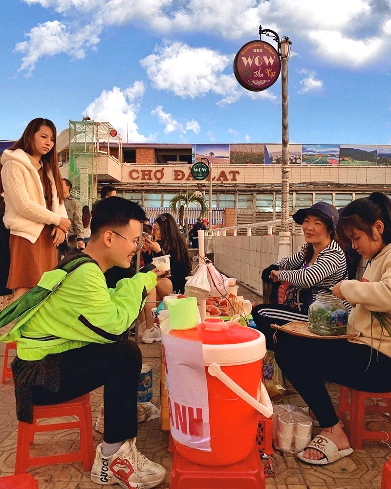 Sáng chợ, ghé vỉa hè thưởng thức ly sữa đậu nành nóng hổi, bạn nhé!