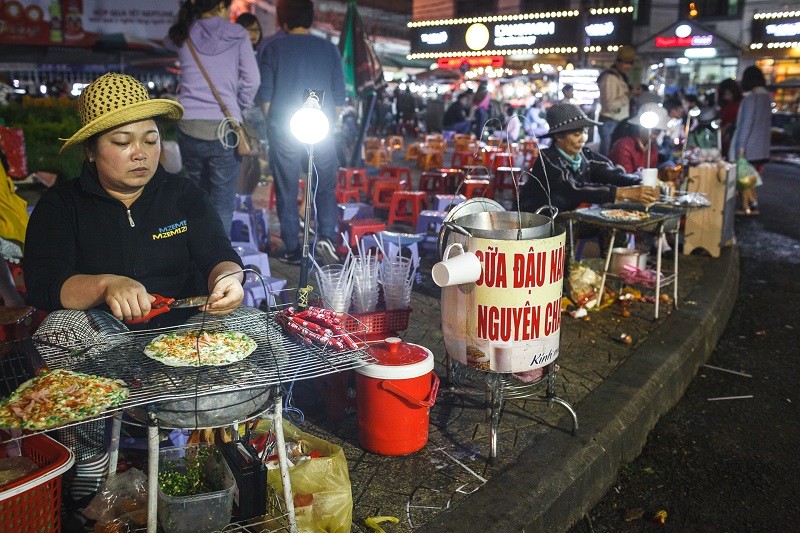 Chợ đêm sôi động khi người bán hàng sáng nghỉ ngơi.