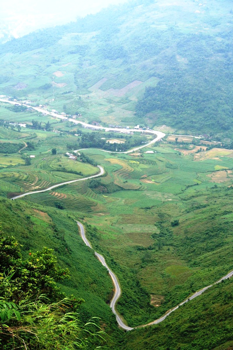 Từ trên cao, khung cảnh ruộng bậc thang xanh mướt trải dài, đẹp mắt.