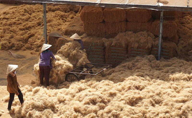 Làng nghề chỉ xơ dừa Khánh Thạnh Tân nổi tiếng với các sản phẩm từ chỉ xơ dừa. (88 ký tự)