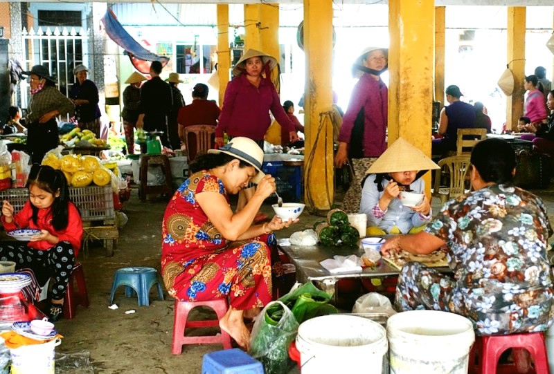 Bánh xèo cá Kình làng Chuồn chuẩn vị, ghé chợ ngay!