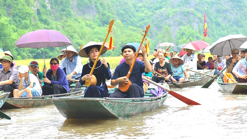 Tham gia lễ hội bằng thuyền, ngắm cảnh đẹp tuyệt vời.