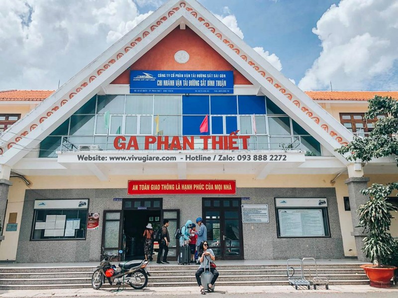 Bắt đầu hành trình Phan Thiết tự túc bằng tàu hỏa, Ga Phan Thiết là điểm dừng chân đầu tiên.