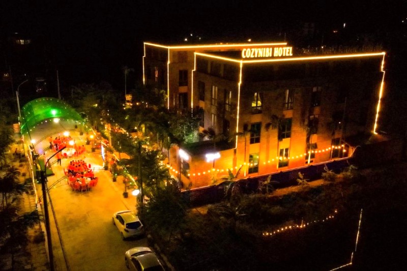 Cozynibi Hotel rực rỡ ánh đèn từ trên cao.