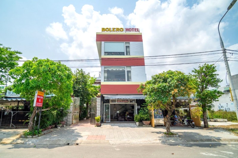 Bolero Hotel & Homestay: Sang trọng, hiện đại, sân rộng.