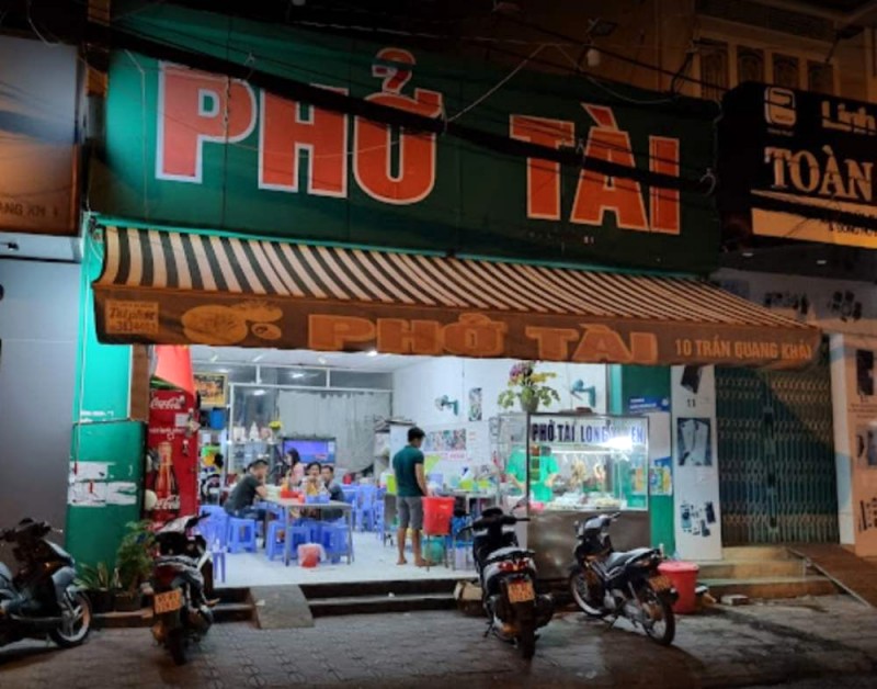 Phở Tài Cần Thơ, quán ăn bình dân, giá rẻ, có chỗ để xe rộng rãi, che nắng mưa, giúp bạn thoải mái dùng bữa.