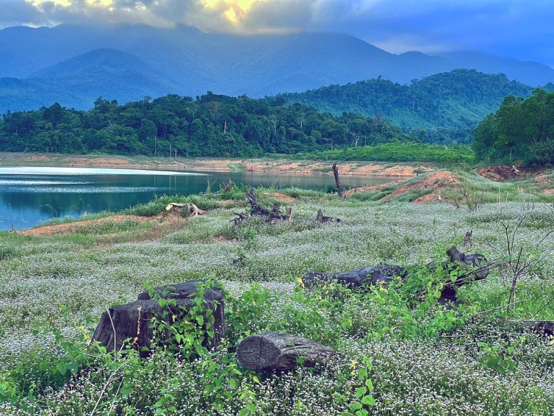 Hồ Thác Chuối thơ mộng, được bao quanh bởi dãy núi xanh ngắt, tạo nên khung cảnh hữu tình.