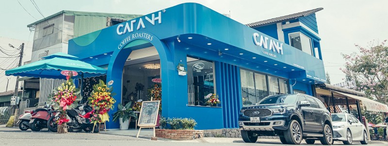 Cat Anh Coffee gây ấn tượng với kiến trúc hoành tráng, không gian hiện đại và phong cách thiết kế độc đáo. Bạn sẽ bị thu hút bởi vẻ đẹp nổi bật của quán.