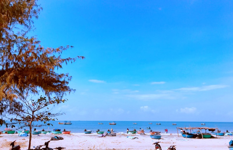 Phan Thiết - thiên đường biển với cồn cát hoang sơ, điểm du lịch ấn tượng, bãi biển tuyệt đẹp và hải sản tươi ngon.