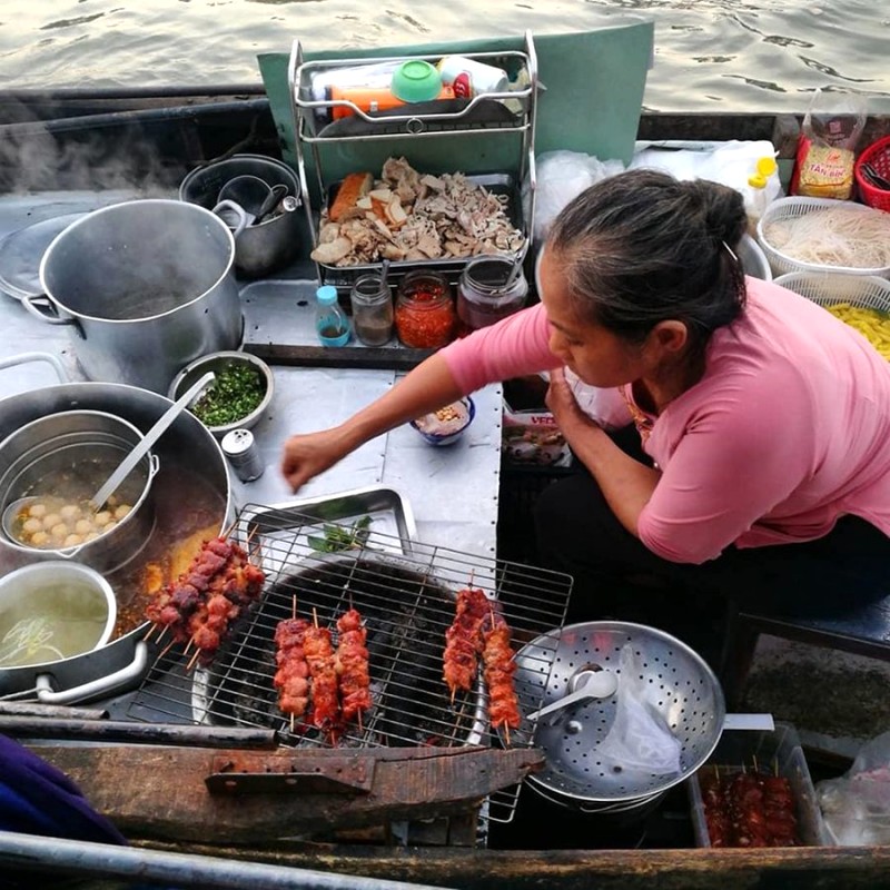 Khám phá Chợ nổi Cái Răng, bạn sẽ được thưởng thức vô vàn món ngon Cần Thơ như hủ tiếu, bún riêu, bún thịt nướng.