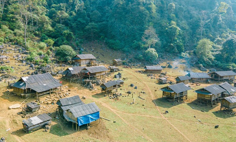 Nếp nhà bình yên của người Mông ở bản Hang Táu, Mộc Châu.