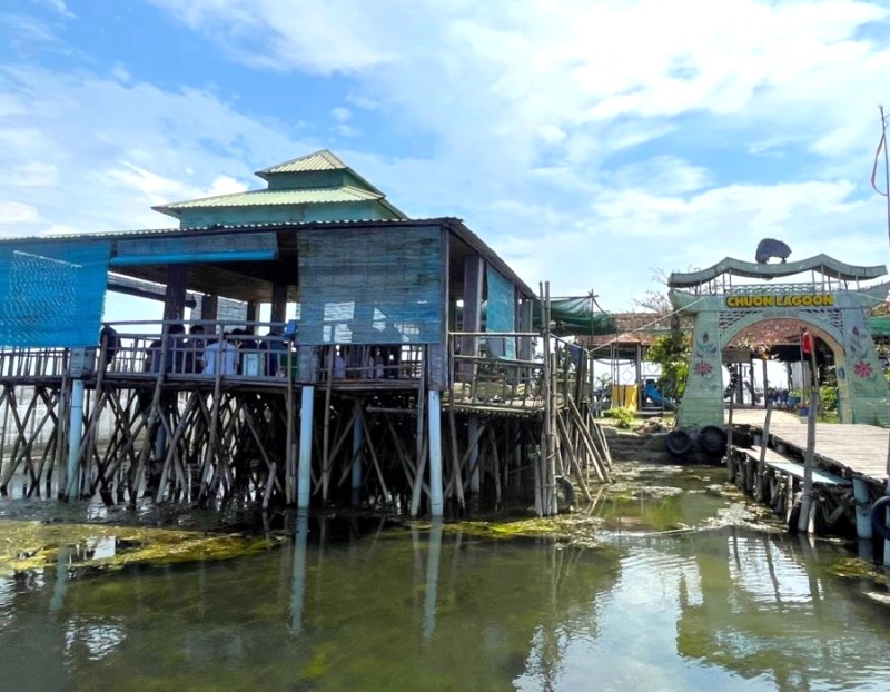 Chuồn Lagoon: Nhà hàng nổi vững chãi trên sông.