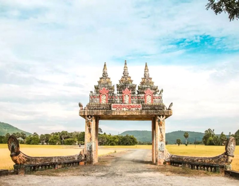 Check-in Cổng Trời Tri Tôn đẹp nhất khi chụp từ xa, bao quát khung cảnh ruộng đồng.