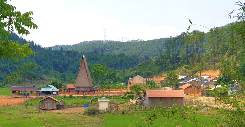 Làng du lịch Kon Bring: Nơi người MNâm sinh sống.