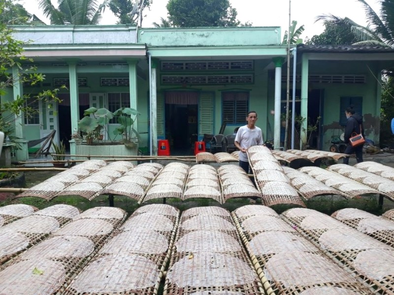 Làng nghề bánh tráng Cù lao Mây giải quyết việc làm cho người dân địa phương.